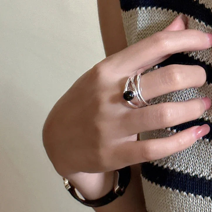 Arden - Bague en onyx noir multilignes au caractère fort