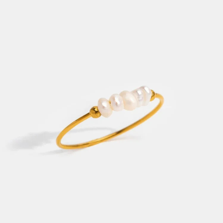 Sophie - Bague perle dorée au luxe classique intemporel