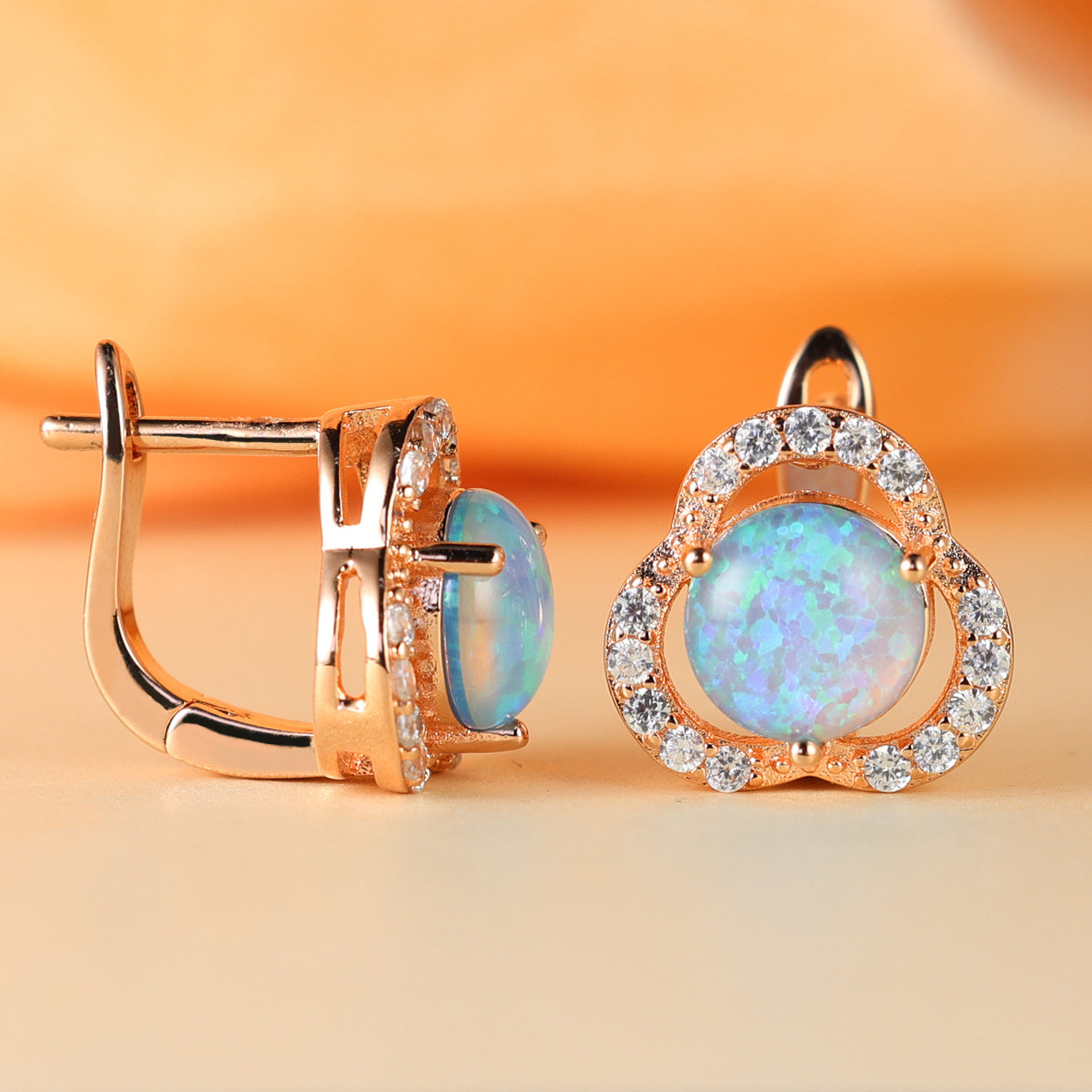 Elara - Boucles d'oreilles trèfle en opale blanche et zircone