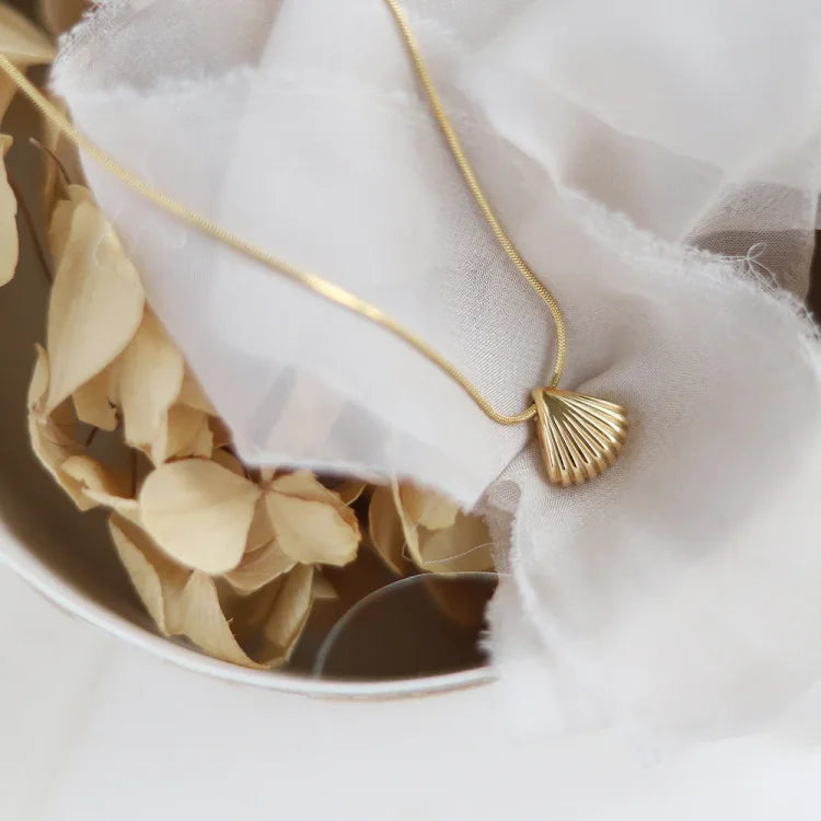 Lila - Collier fleur et coquillage, nature et luxe