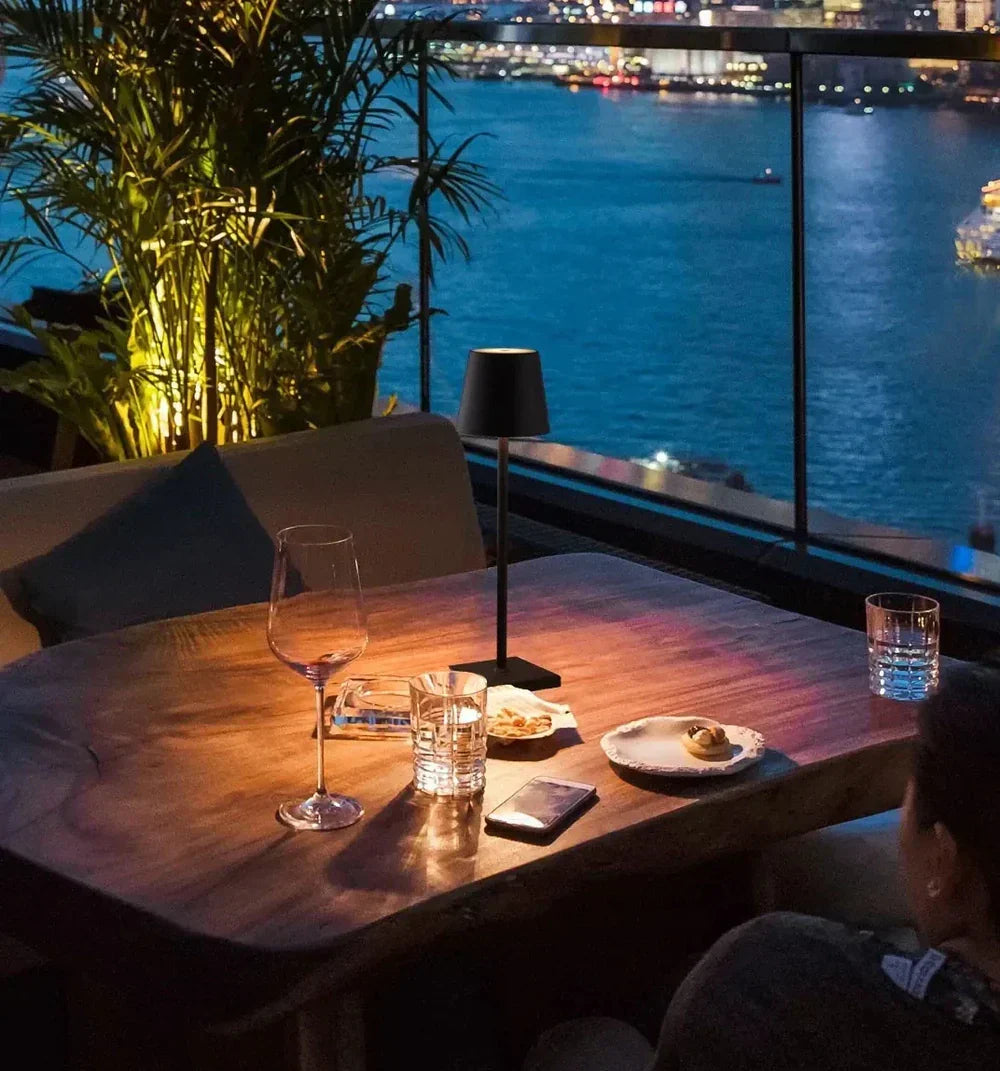 LumiNova - Lampe de table en aluminium réglable pour la maison
