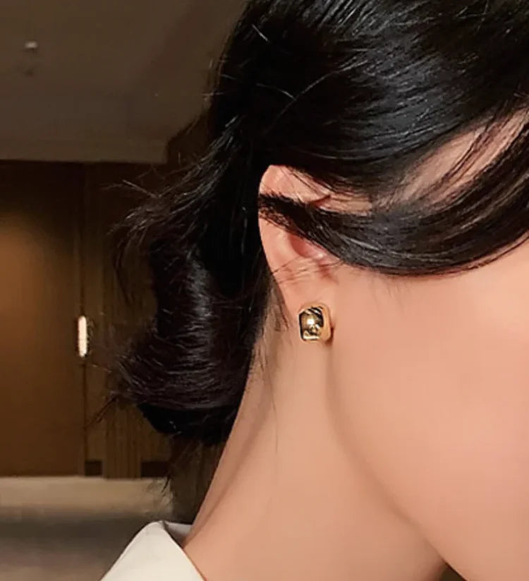 Clara - Boucles raffinées et audacieuses au style moderne