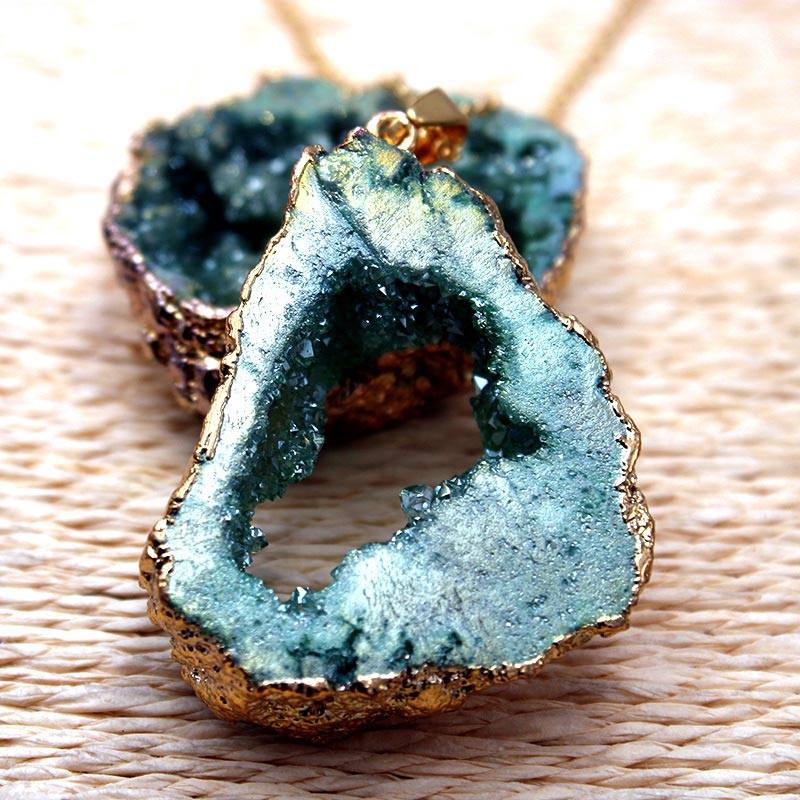 Gaia - Pendentif géode en cristaux naturels