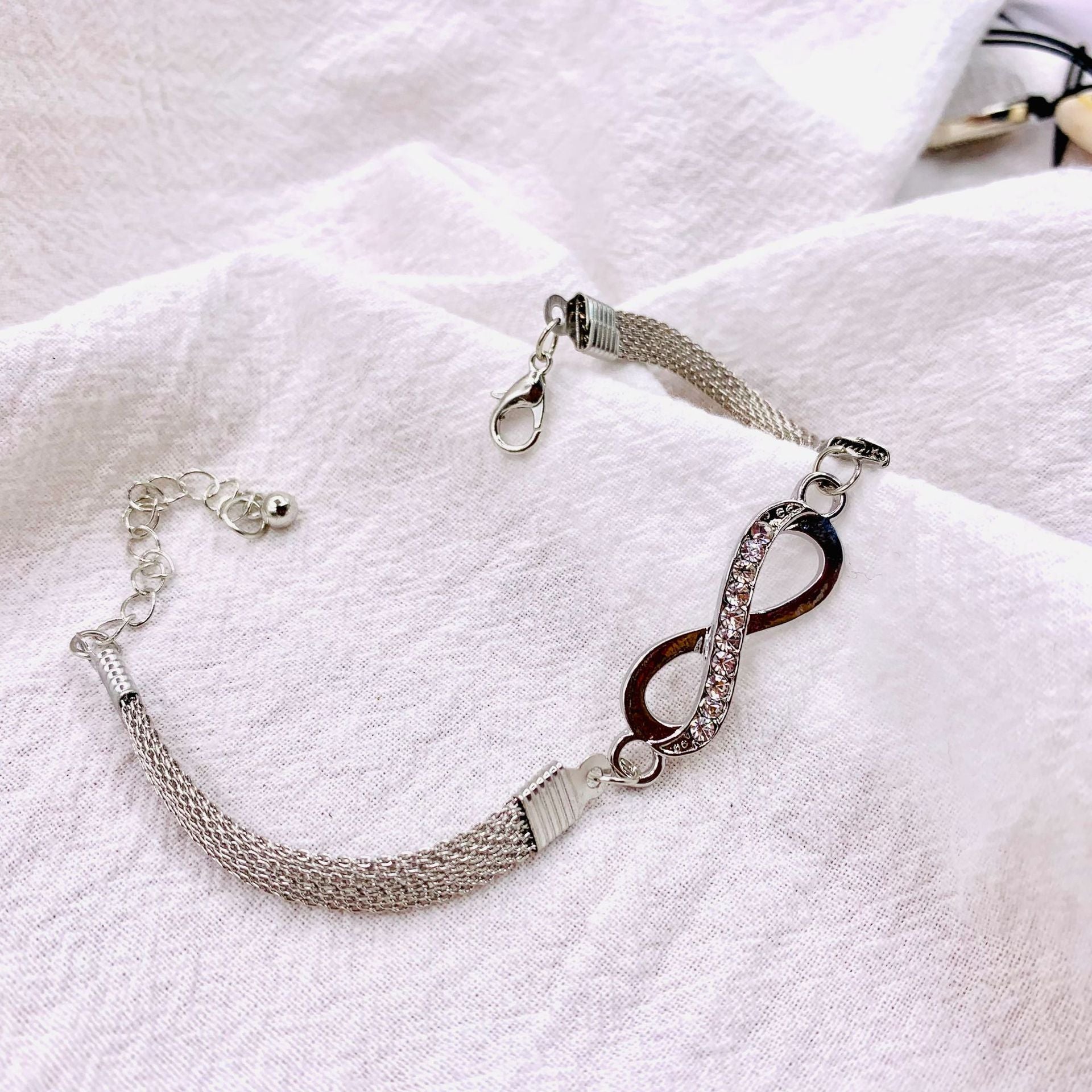 Bracelet infinity en argent, élégance intemporelle