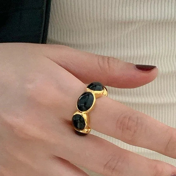 Celina - Bague onyx dorée mystère et élégance