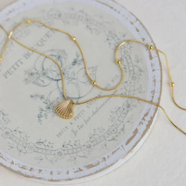 Lila - Collier fleur et coquillage, nature et luxe