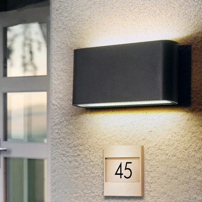 AquaLumière | Élégante Applique Murale LED Étanche pour Extérieur 1