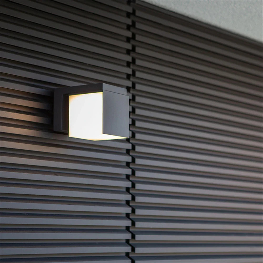 AquaShield | Élégante Lampe LED Extérieure Étanche et Énergétique 0