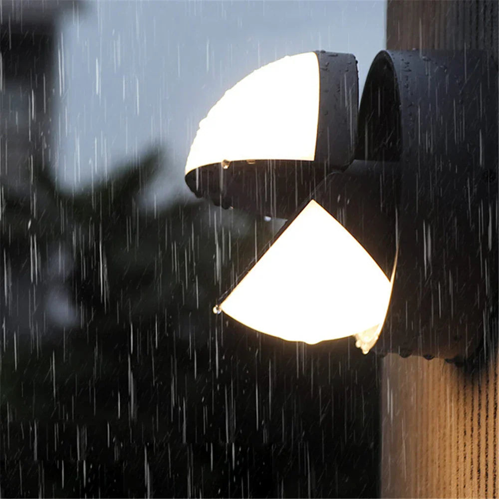 AquaShield | Élégante Lampe LED Extérieure Étanche et Énergétique 3
