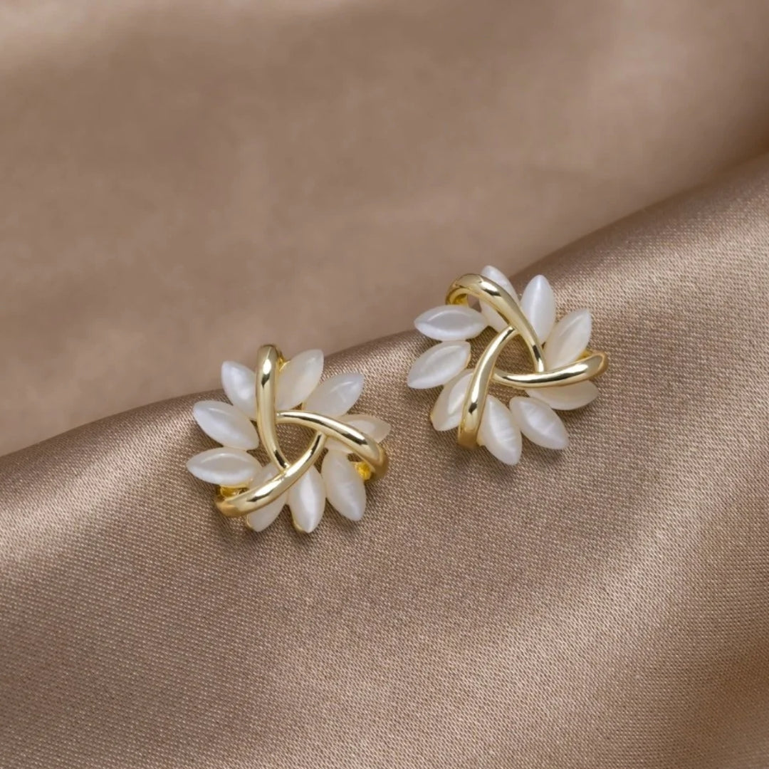 Amara - Clous d'oreilles fleur en opale ronde dorée