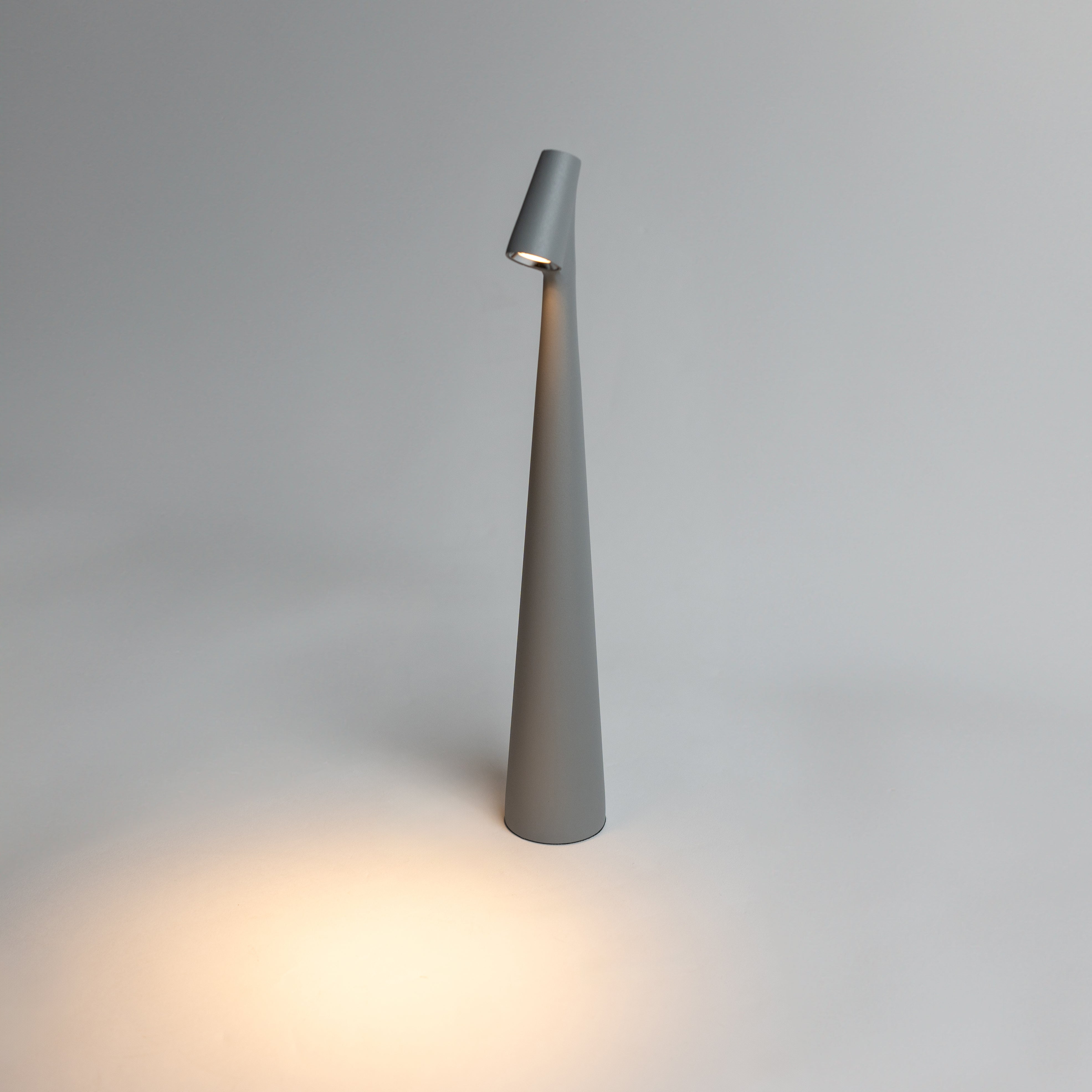 LumiSlim - Lampe de table LED rechargeable au design élégant