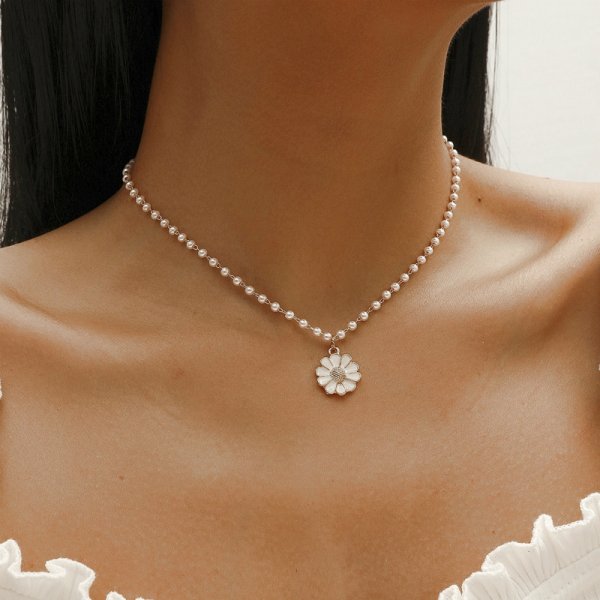 Flora - Collier perle avec pendentif marguerite