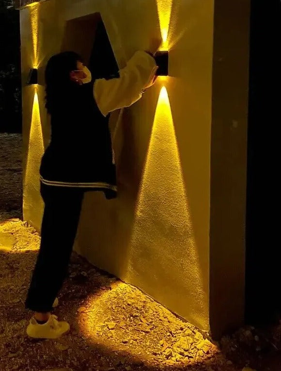 LumièreClôture | Élégant Éclairage Solaire Extérieur pour Jardin Sécurisé 5