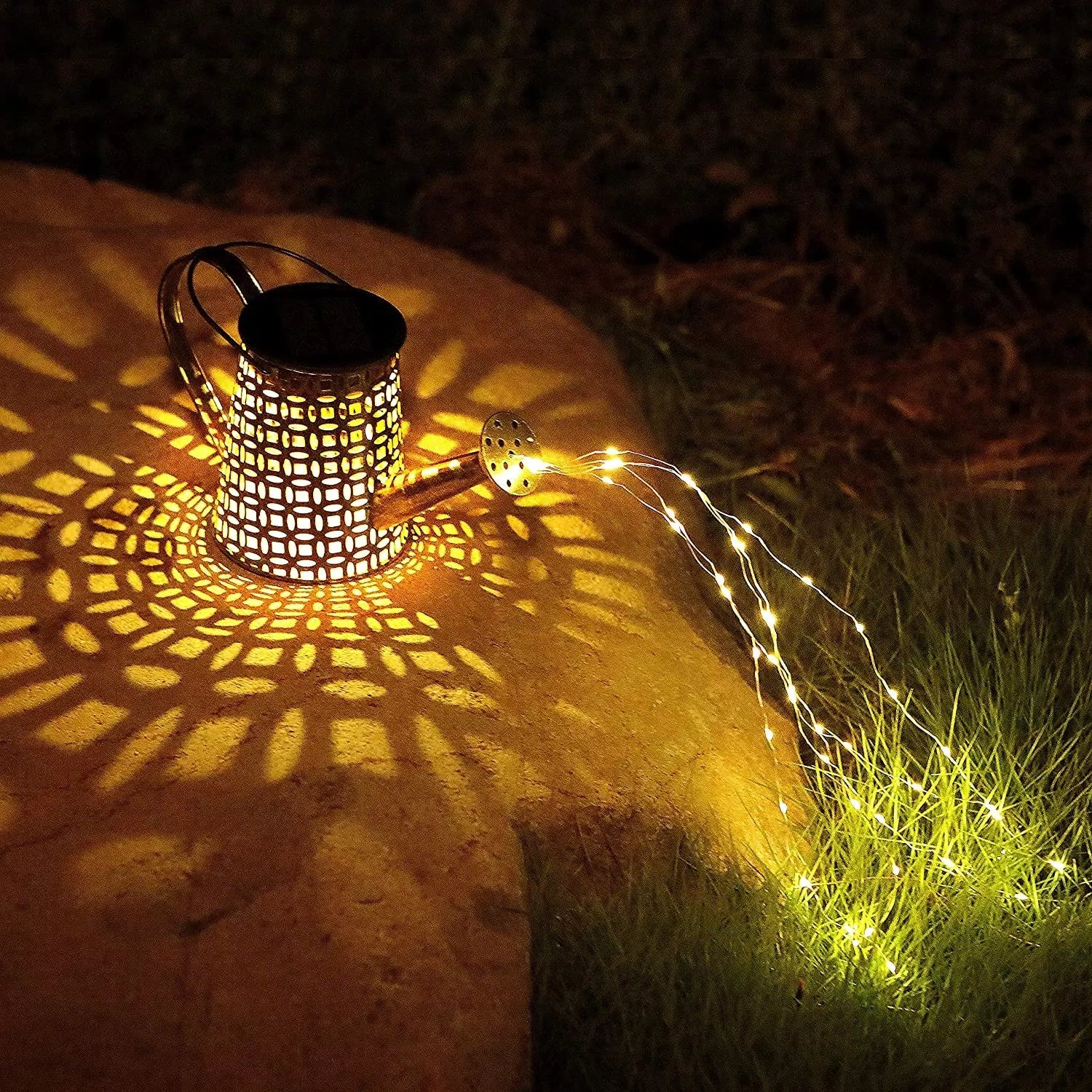 LumièreJardin | Charmant Arrosoir Solaire Décoratif en Métal 0