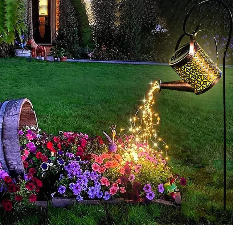 LumièreJardin | Charmant Arrosoir Solaire Décoratif en Métal 2