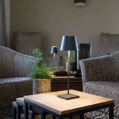 LumièreNordique | Élegante Lampe de Table Rechargeable Sans Fil en Aluminium 8