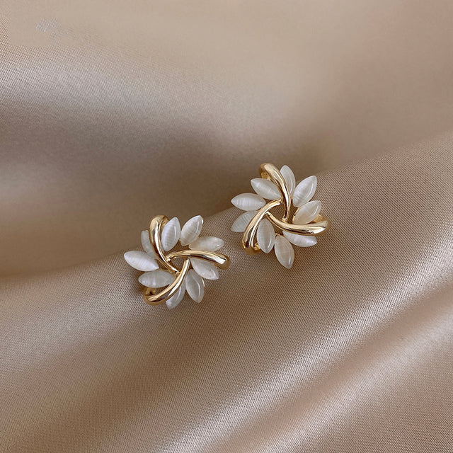 Amara - Clous d'oreilles fleur en opale ronde dorée