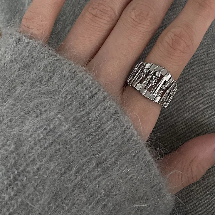 Alina - Bague perle ajourée, chic et contemporain