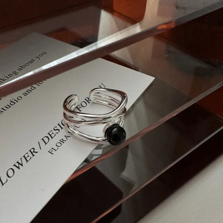 Arden - Bague en onyx noir multilignes au caractère fort
