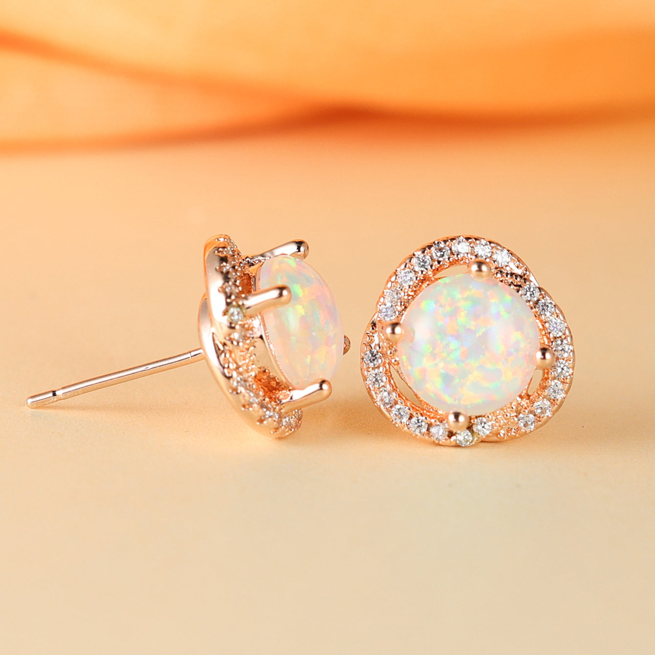 Elara - Boucles d'oreilles trèfle en opale blanche et zircone