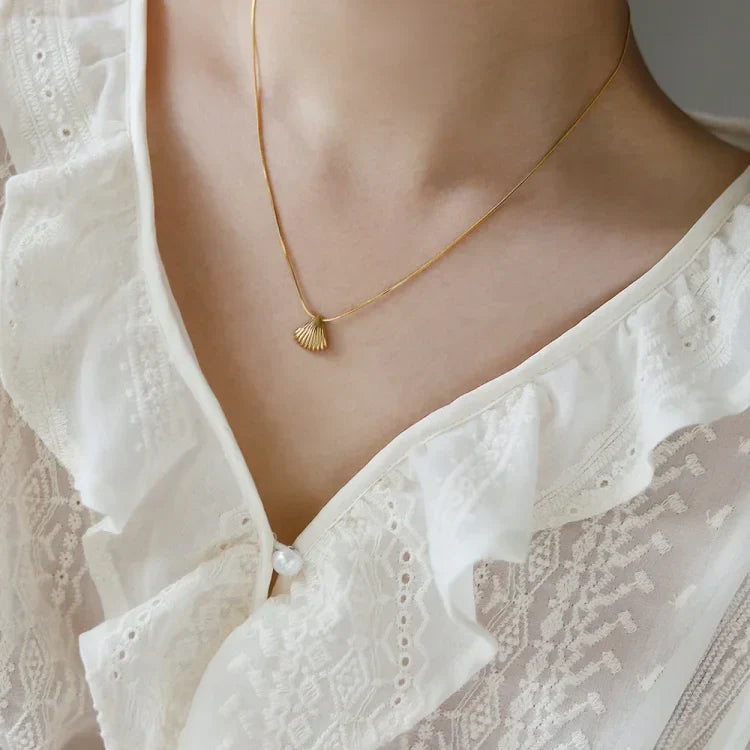 Lila - Collier fleur et coquillage, nature et luxe