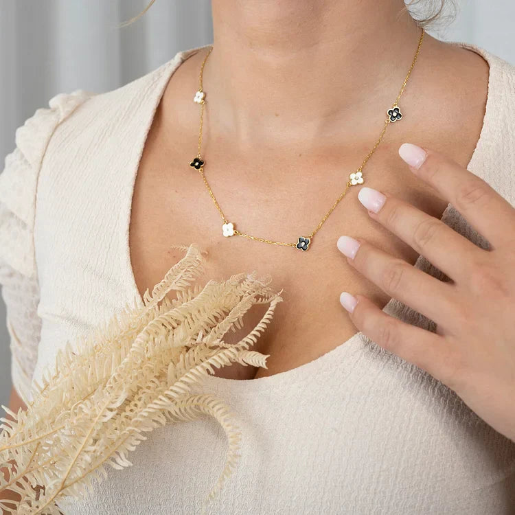 Lilliane - Collier pendentif floral délicat élégant