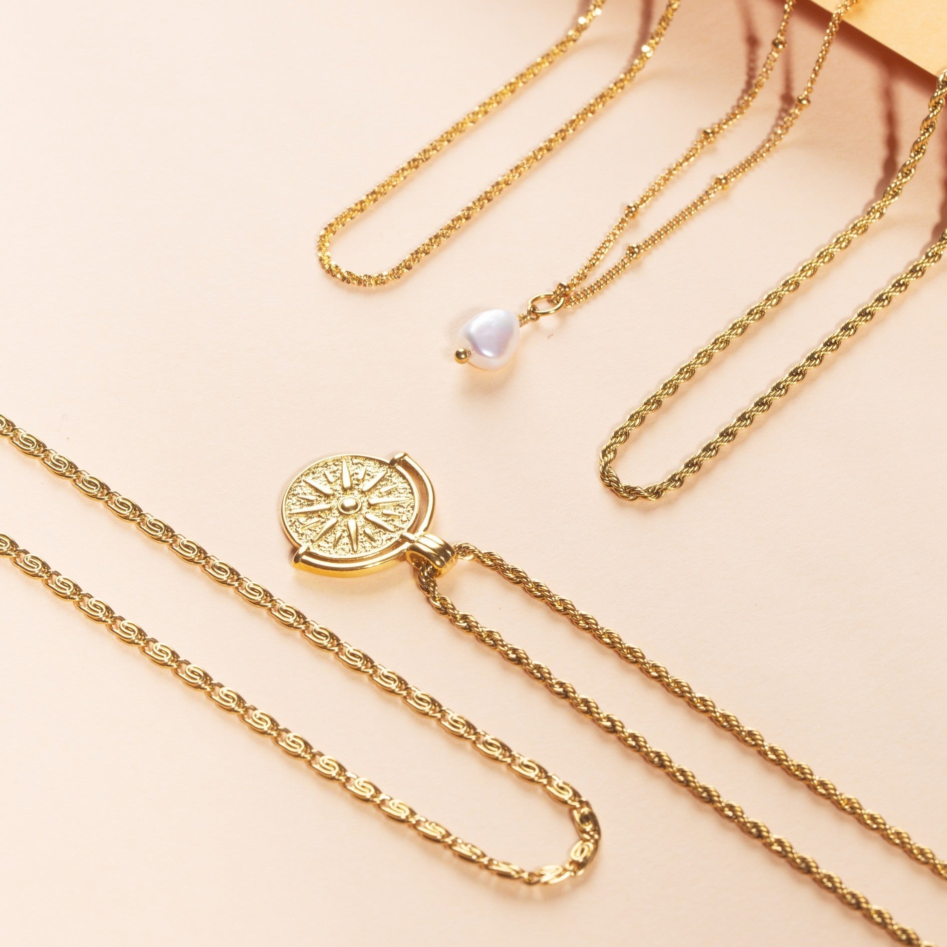 Aurora - Collier pendentif soleil élégant