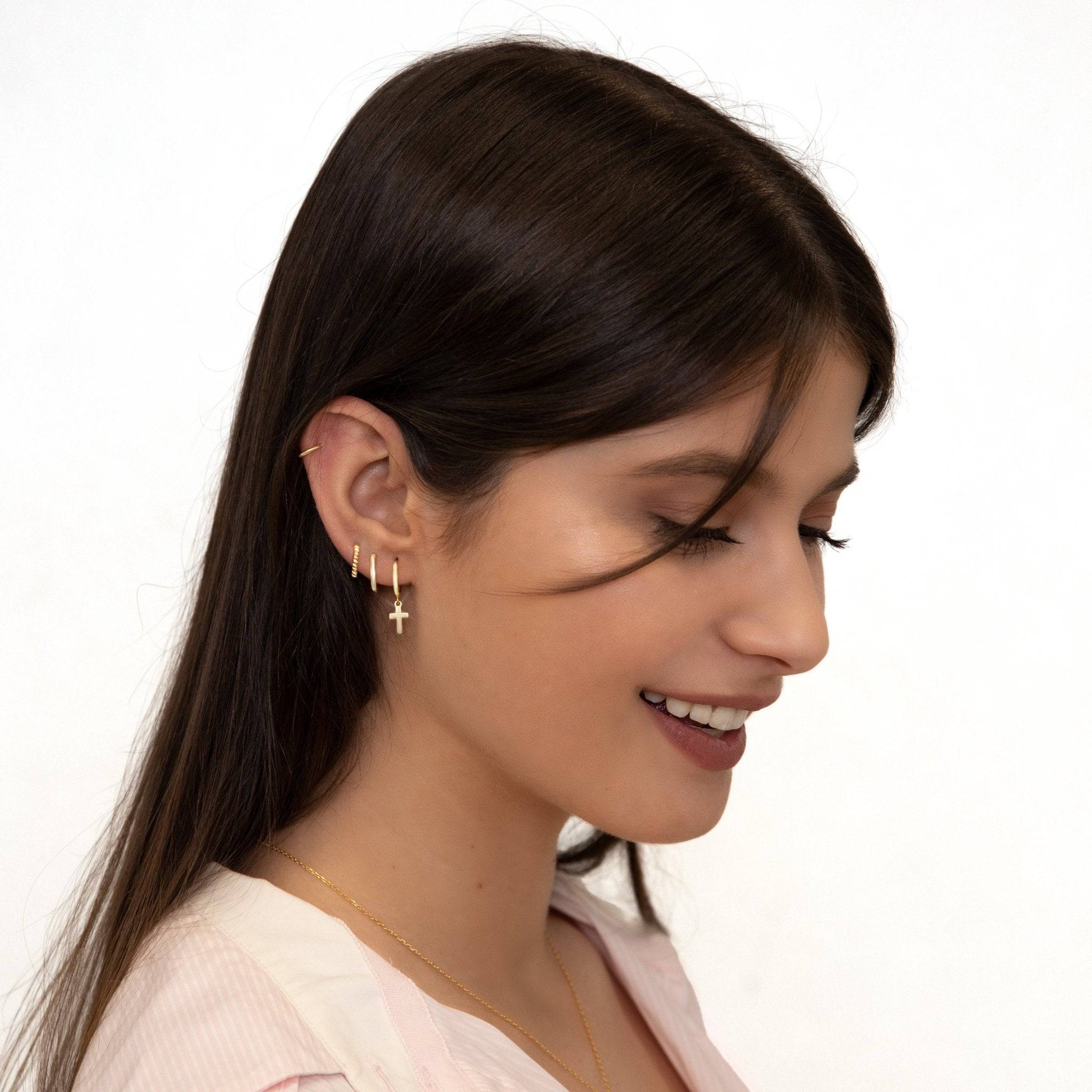 Aurelia - Boucles d'oreilles dorées à pendentif croix