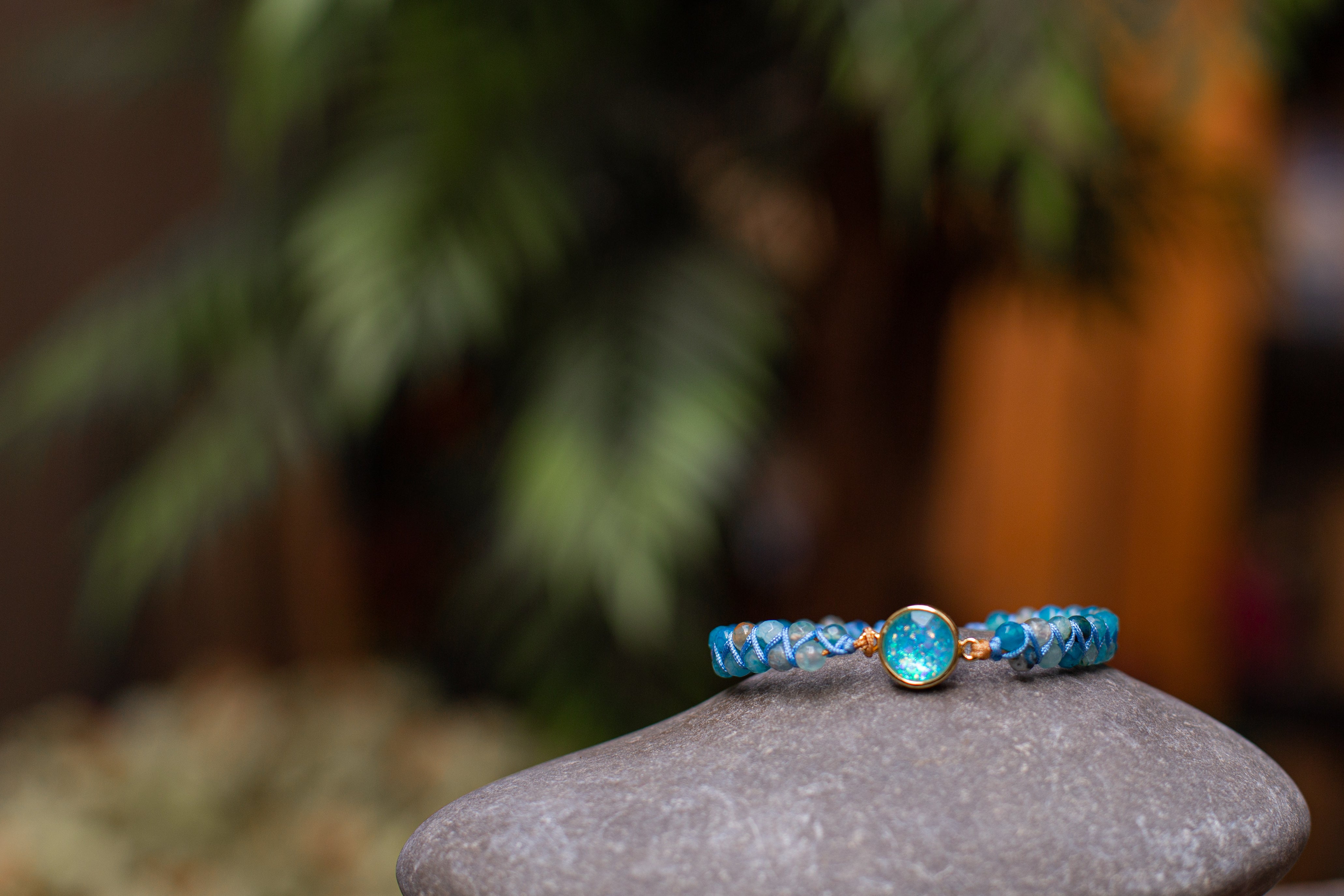 Liora - Bracelet perlé en opale bleue