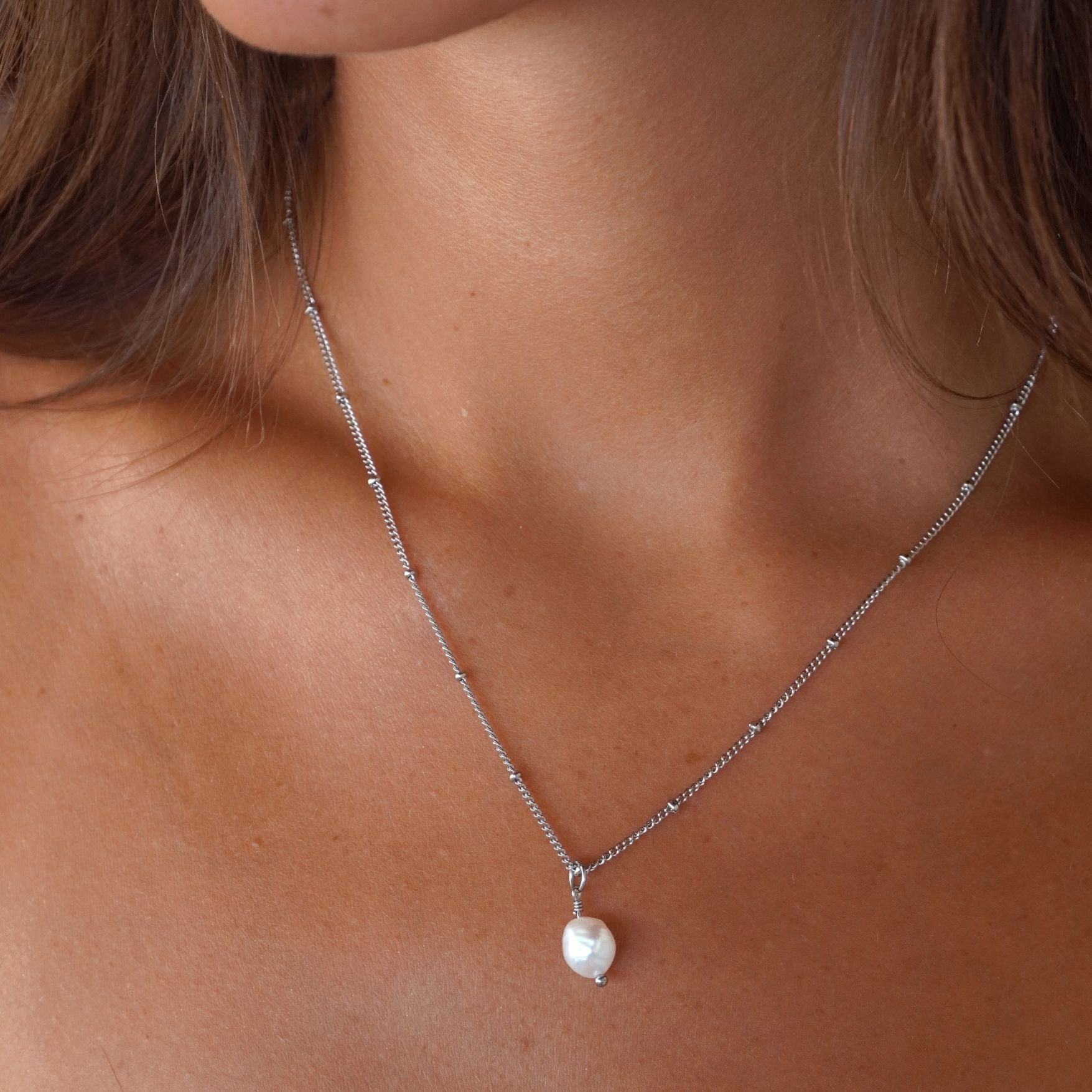 Anisa - Collier pendentif perle baroque élégant