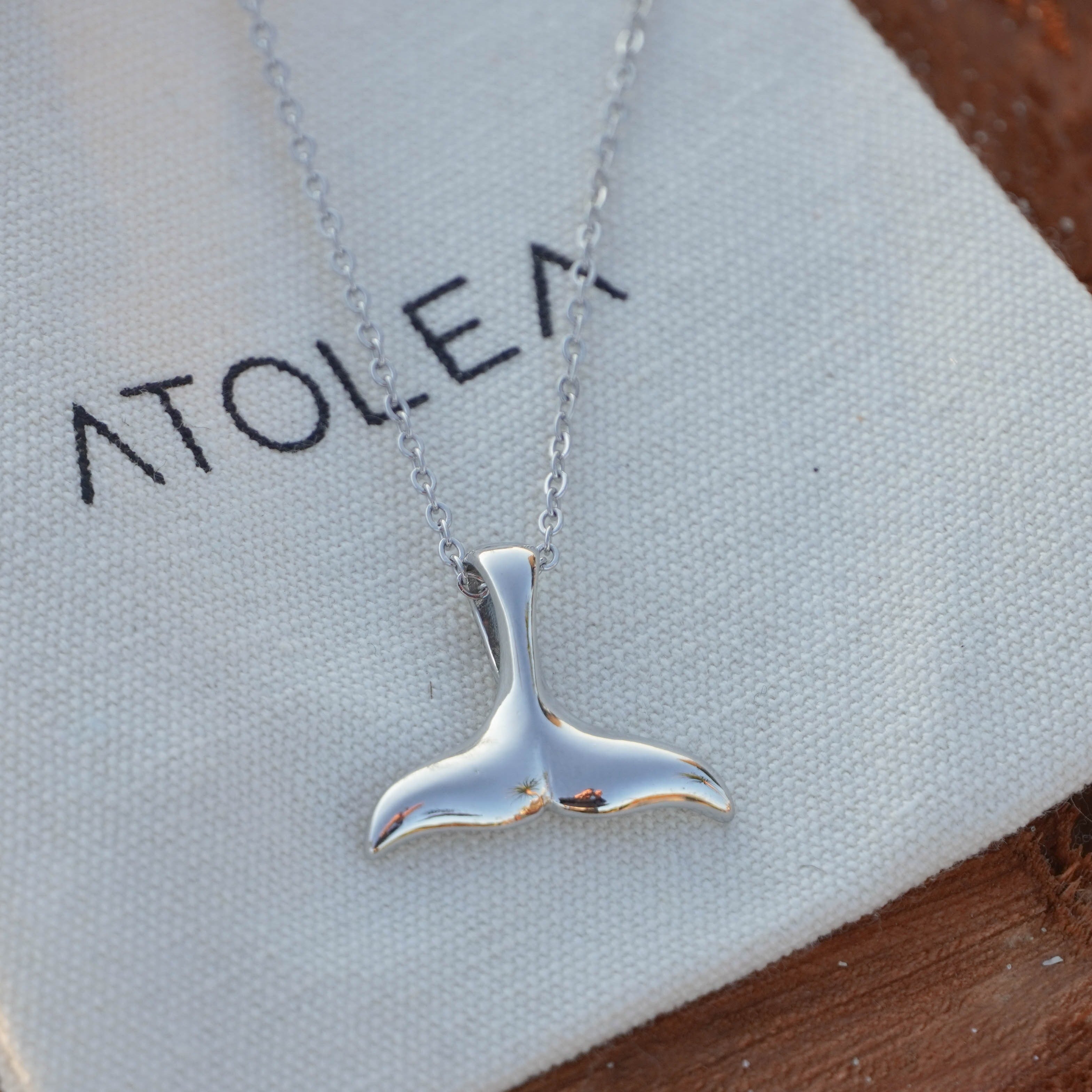 Elara - Collier queue de baleine élégant