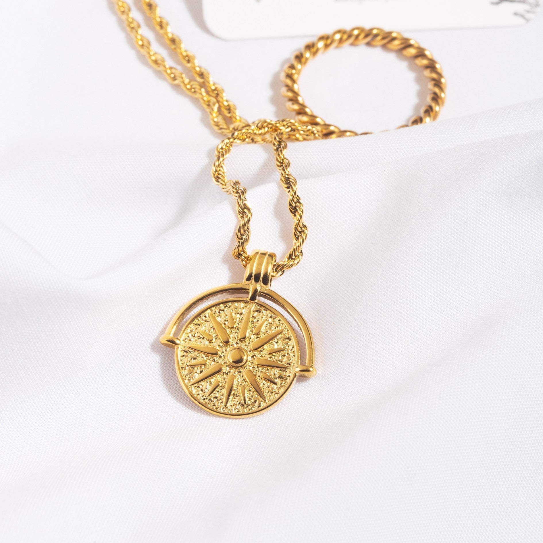 Aurora - Collier pendentif soleil élégant