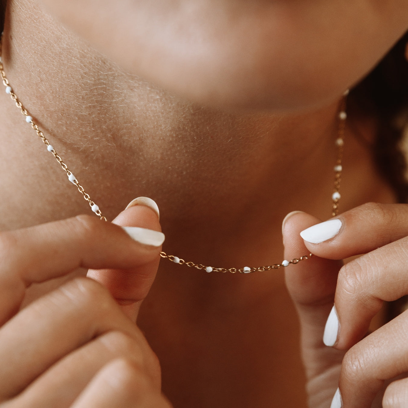 Aurielle - Choker émail blanc perles élégant