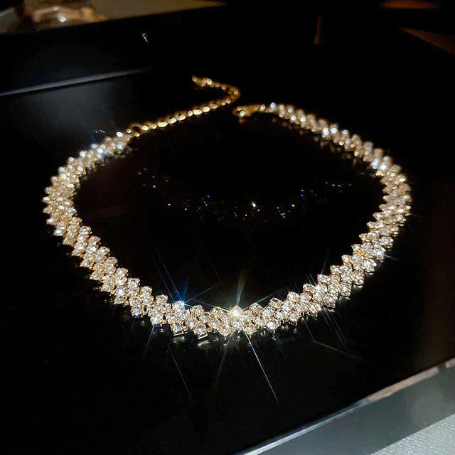 Choker doré aux pierres scintillantes, élégance intemporelle