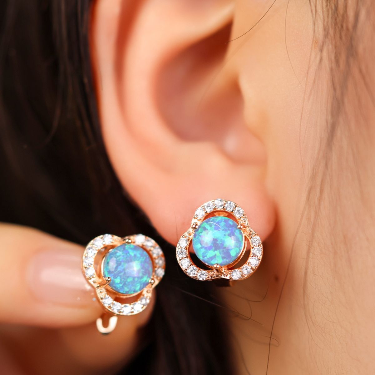 Elara - Boucles d'oreilles trèfle en opale blanche et zircone