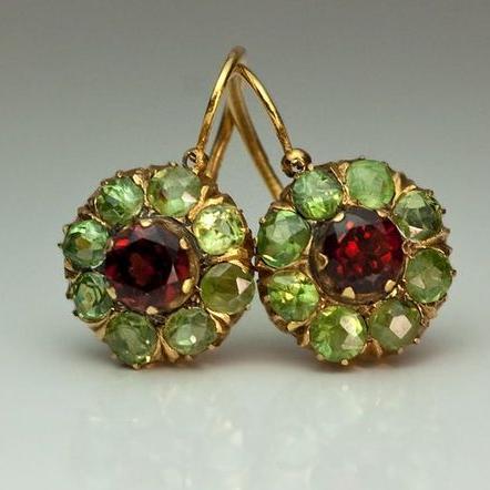 Amalina - Boucles d'oreilles aux cristaux verts et rouges scintillants
