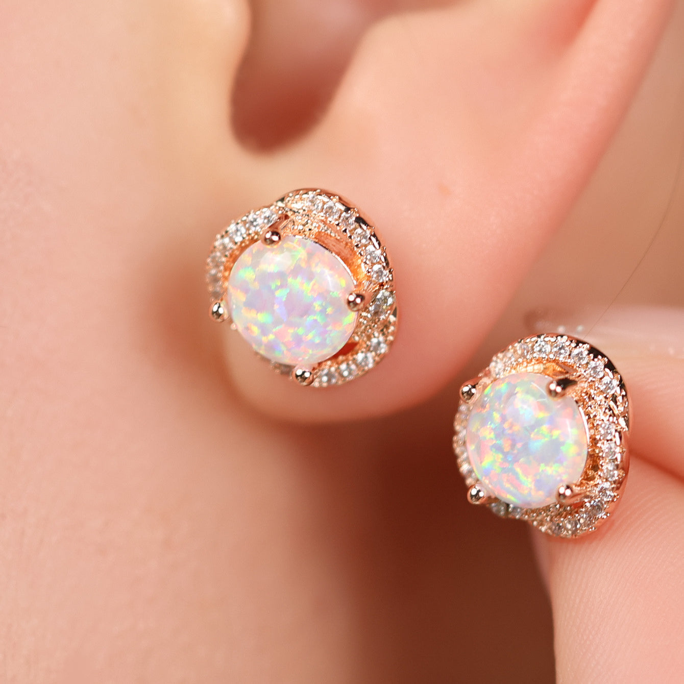 Elara - Boucles d'oreilles trèfle en opale blanche et zircone