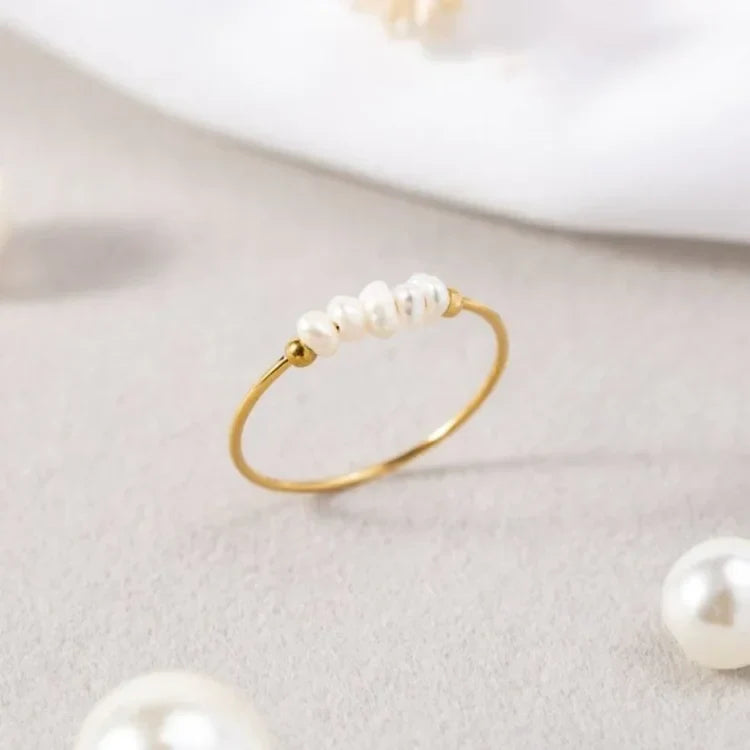 Sophie - Bague perle dorée au luxe classique intemporel
