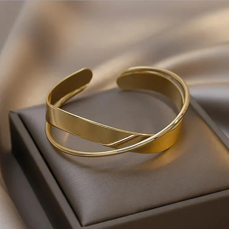 Elisa - Bracelet infini mat doré à l'élégance intemporelle