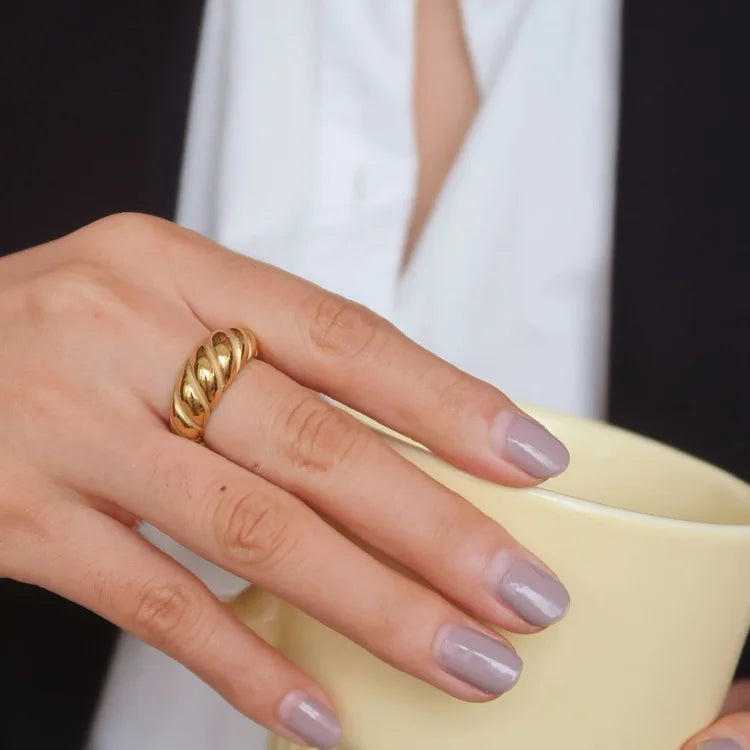 Selene - Bague cordée dorée à l'élégance intemporelle