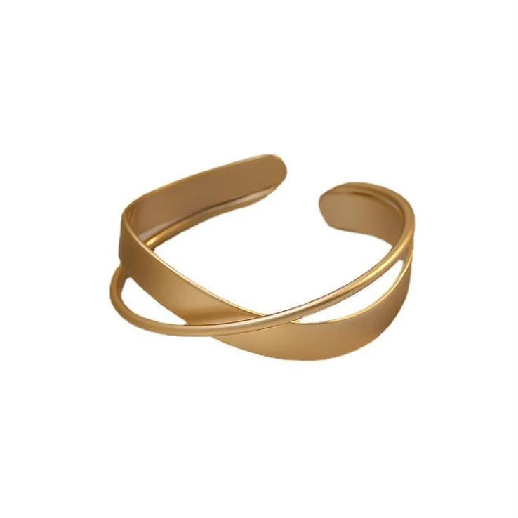 Elisa - Bracelet infini mat doré à l'élégance intemporelle
