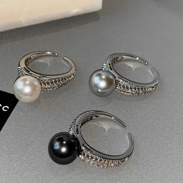 Elara - Bague perle ajourée vintage au charme classique