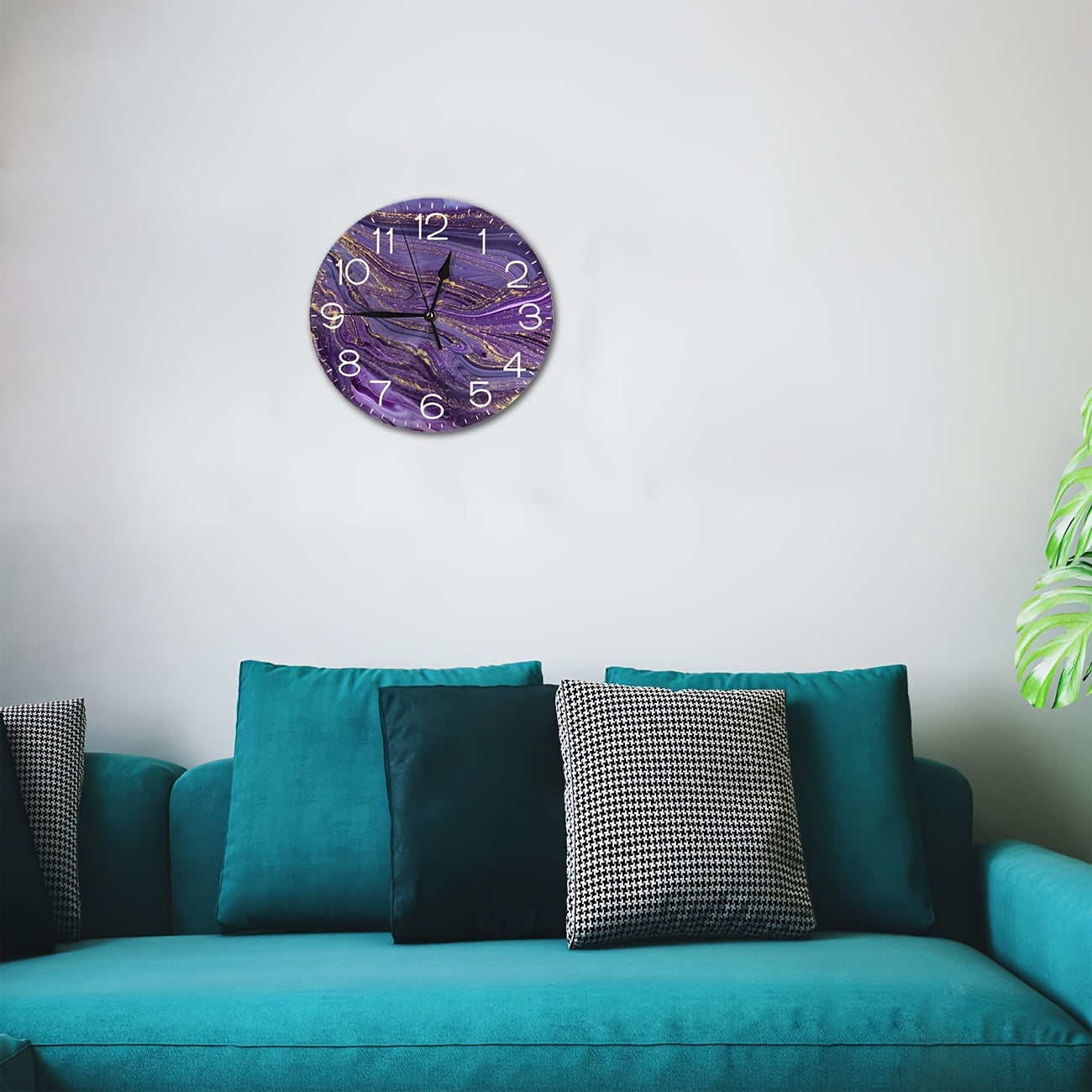VioletGlow Clock - Horloge Murale Abstraite Violette a Accents Dores