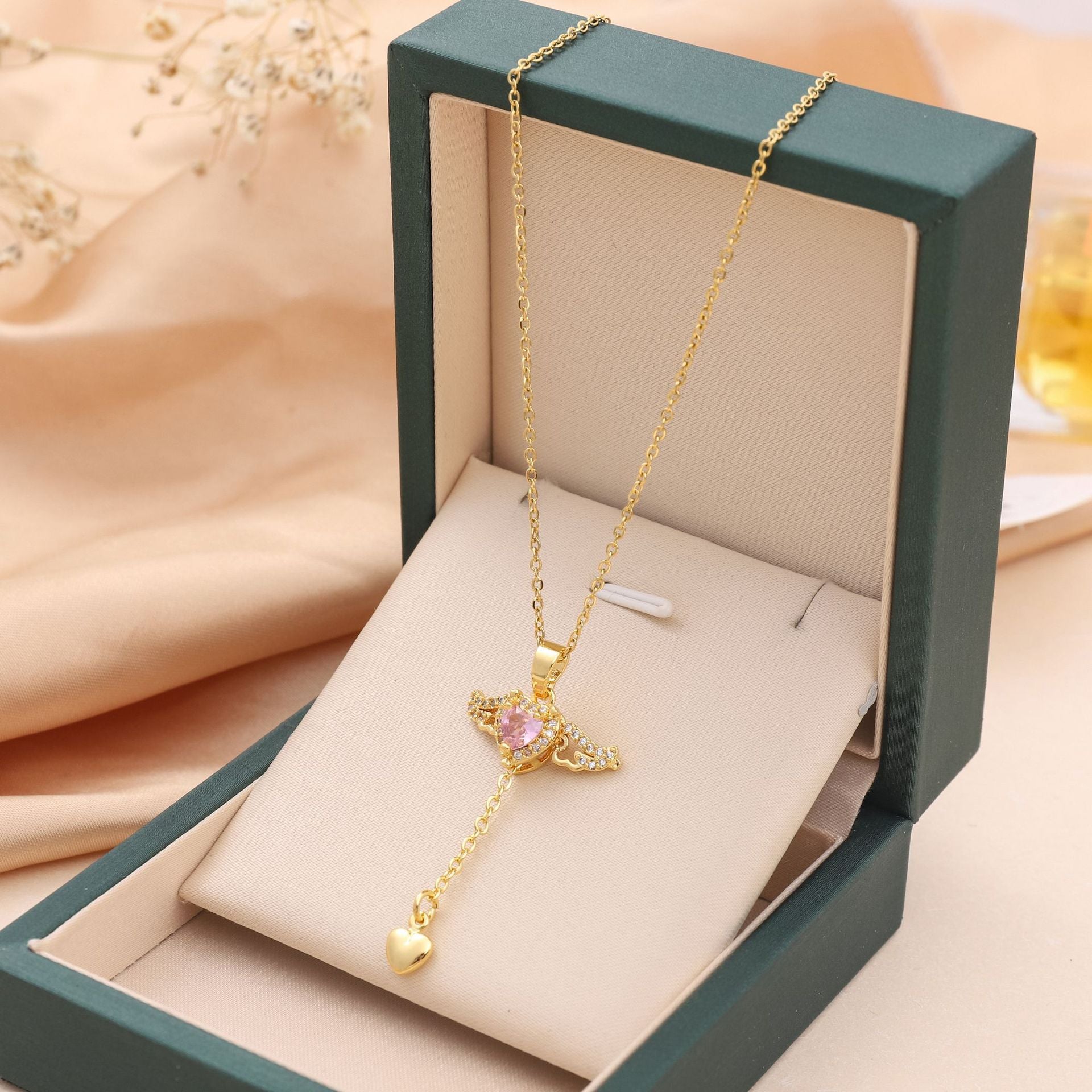 Livia - Collier pendentif aile d'ange élégant
