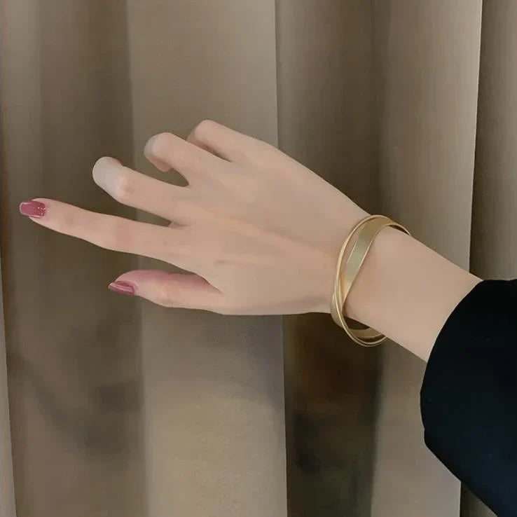 Elisa - Bracelet infini mat doré à l'élégance intemporelle