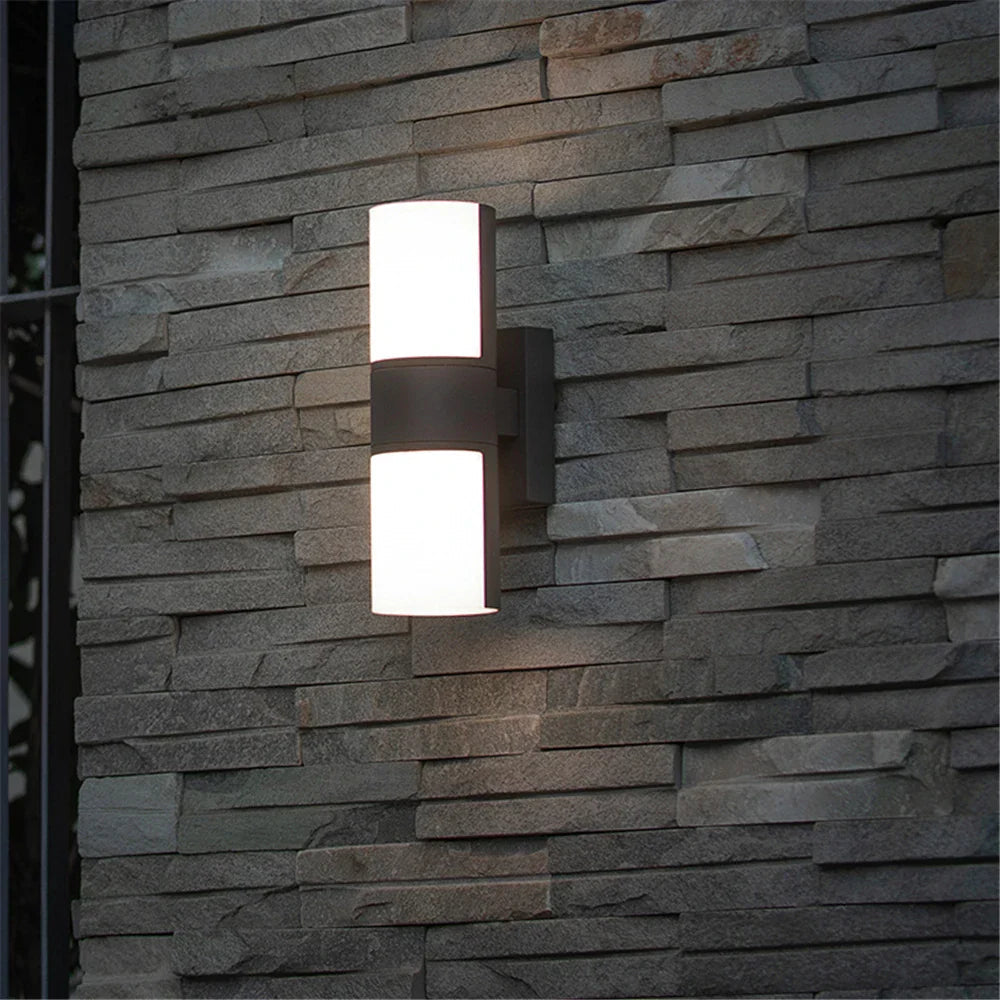 AquaShield | Élégante Lampe LED Extérieure Étanche et Énergétique 4