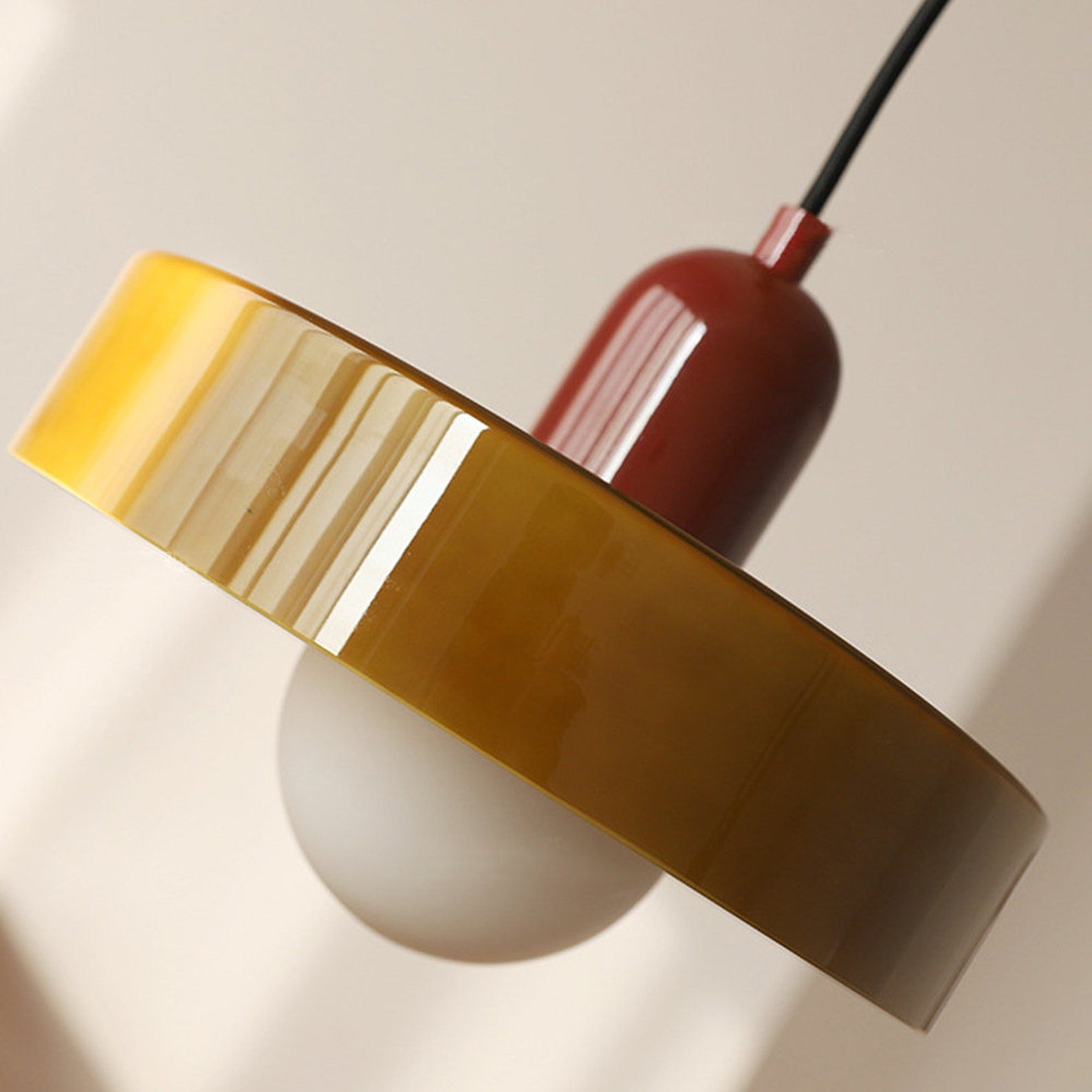 LumiVerre Bauhaus – Suspension en Verre Coloré au Design Iconique | Éclairage Artistique & Élégant