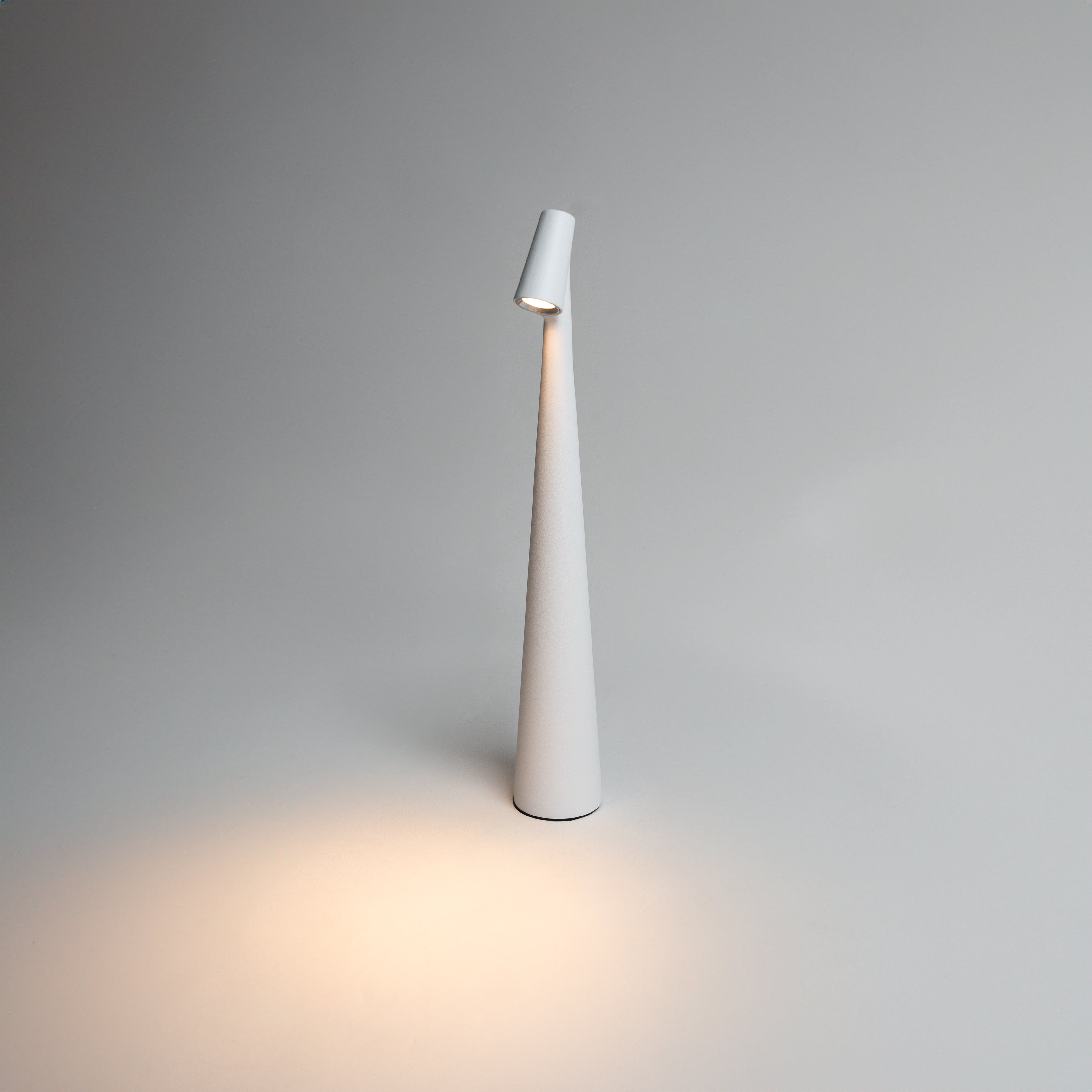 LumiSlim - Lampe de table LED rechargeable au design élégant