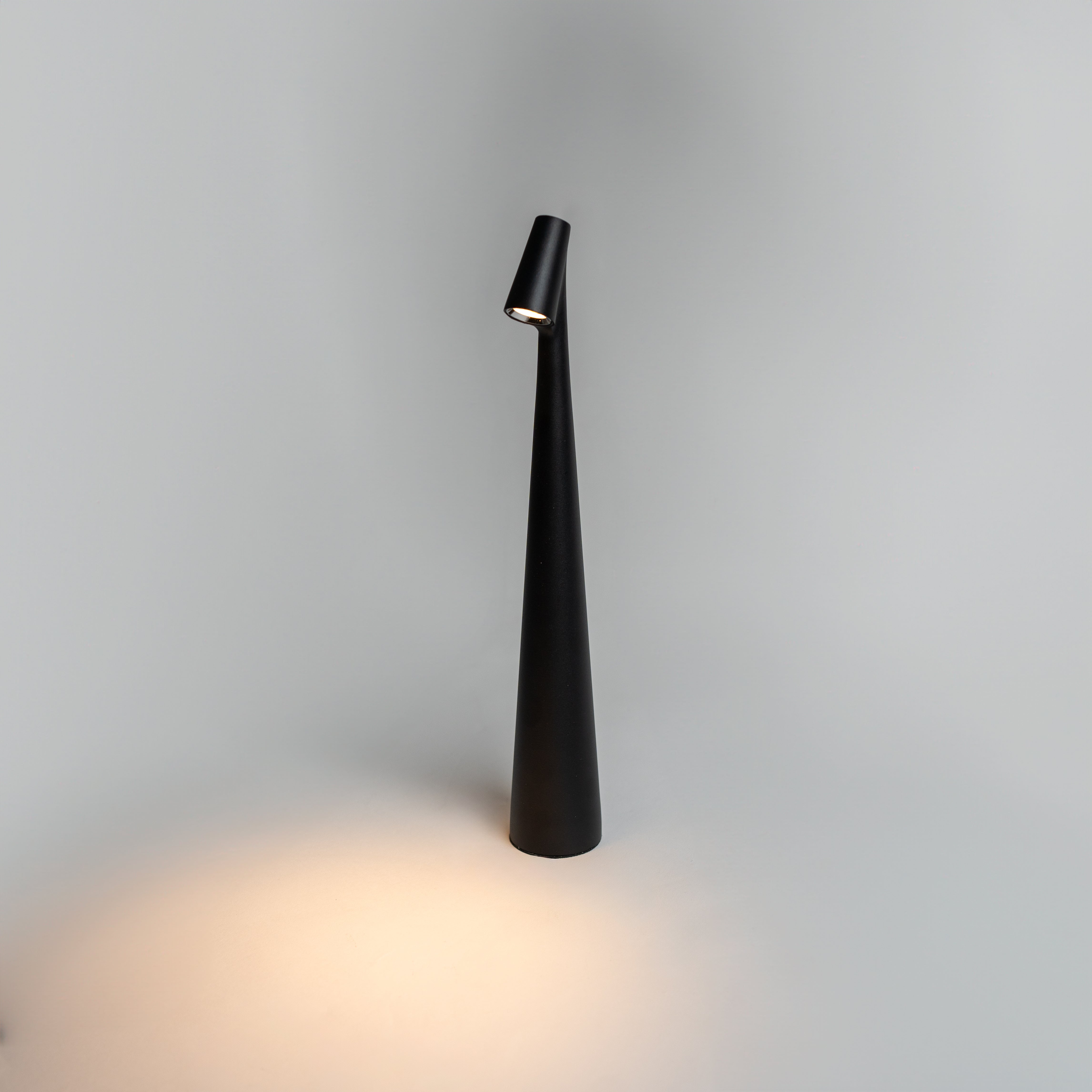 LumiSlim - Lampe de table LED rechargeable au design élégant