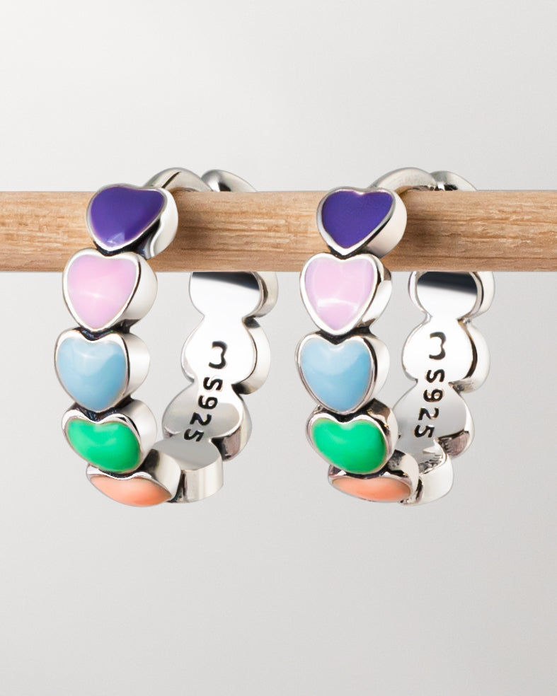 Celestina - Boucles créoles arc-en-ciel aux cœurs colorés